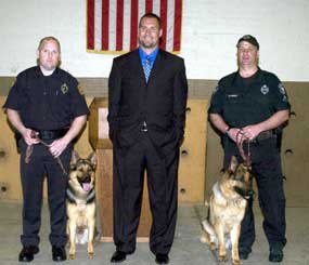 Pittsburgh Steelers Quarterback Ben Roethlisberger is pictured with a couple cops and their K-9s.