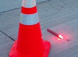 The model deployment guideline applies to temporary traffic control at unplanned highway incidents such as vehicle collisions or fires and focuses on the use of cones or flares.