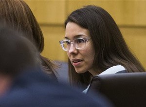 Jodi Arias, right, looks at her defense attorney Jennifer Wilmott during a hearing in Maricopa County Superior Court in Phoenix, Ariz. (AP Photo/The Arizona Republic, Tom Tingle, Pool,File)