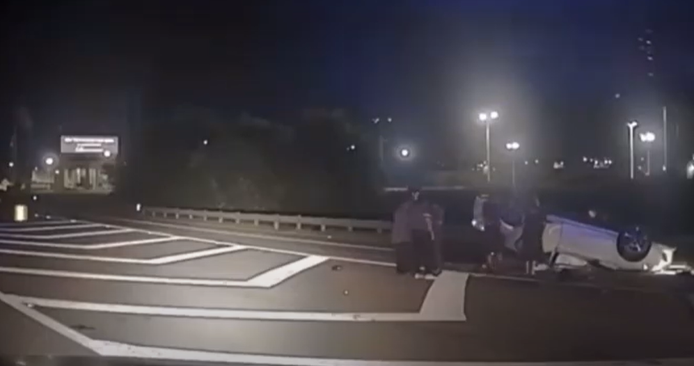 Video Ga officers bystanders lift flipped vehicle to rescue pinned driver