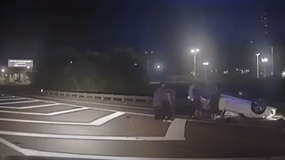 Video Ga officers bystanders lift flipped vehicle to rescue pinned driver Video Ga officers bystanders lift flipped vehicle to rescue pinned driver