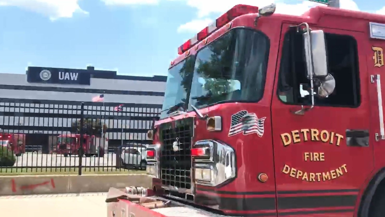 Fire engine crash injures 4 Detroit firefighters, 2 others