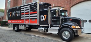Decon7移动式提取单元是一辆半卡车，配备了符合NFPA 1851标准的所有设备和洗涤剂，为现场的个人防护装备和牵引设备提供清洁、去污和检查。