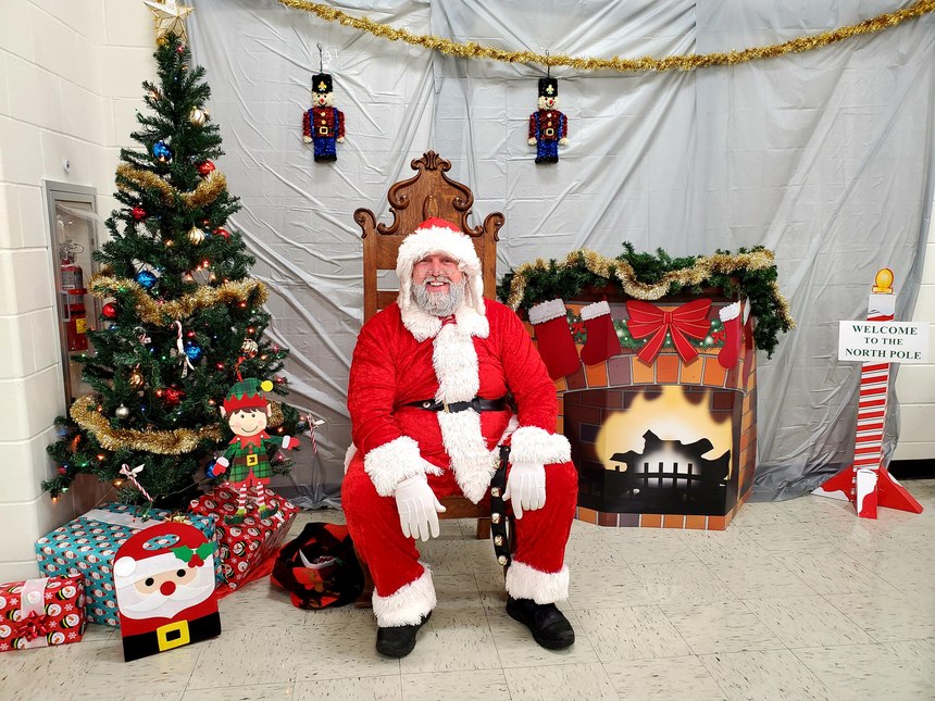 Every September, Sheriff Troy Wellman of the Moody County Sheriff’s Office in South Dakota starts growing a beard, which he paints white, so he can play Santa in area community gatherings, as well as house visits. This tradition stretches way back as Sheriff Wellman is on his fourth term as sheriff!