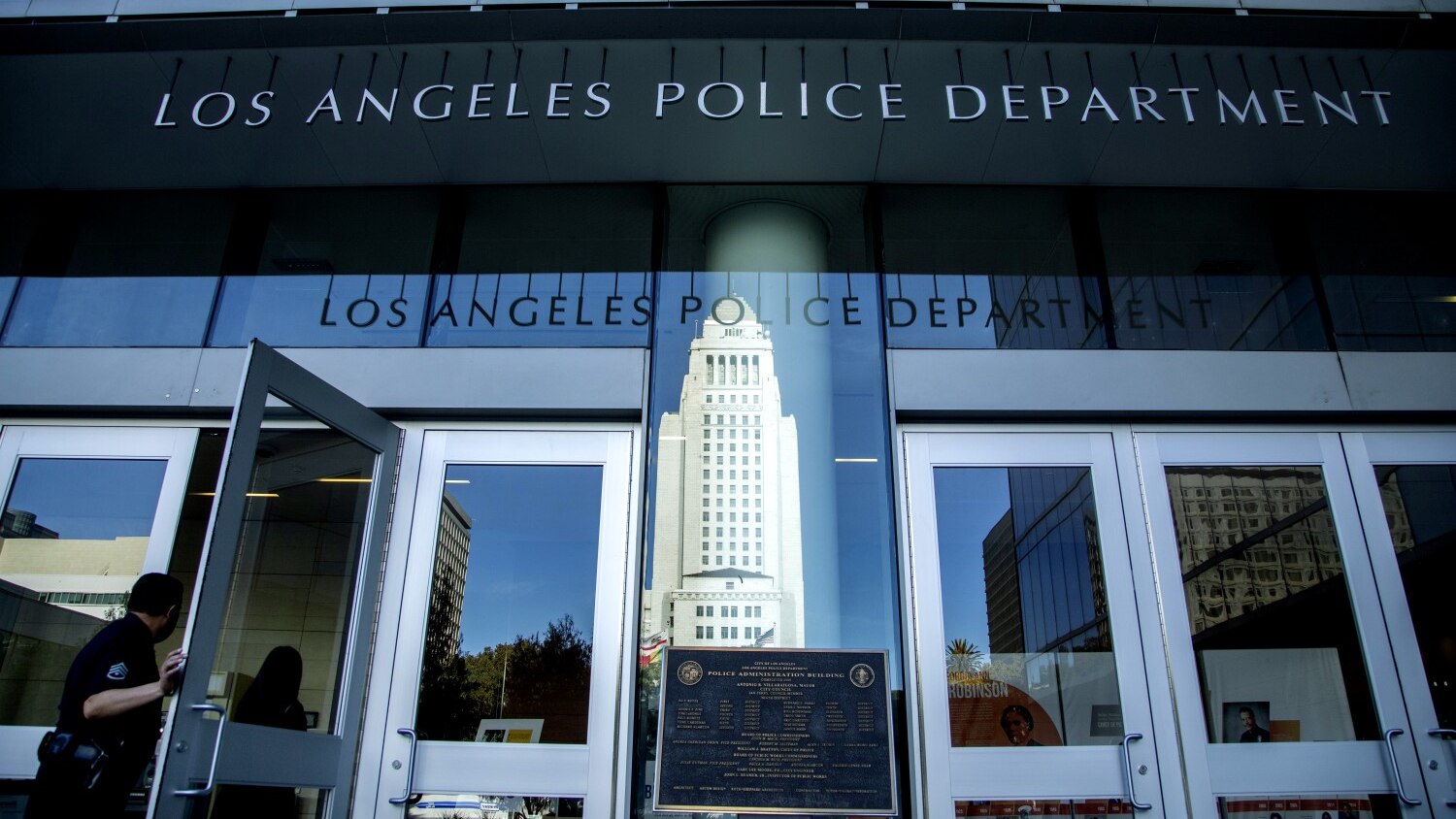 More than 1K apply to LAPD after increasing officer starting pay by 13 More than 1K apply to LAPD after increasing officer starting pay by 13