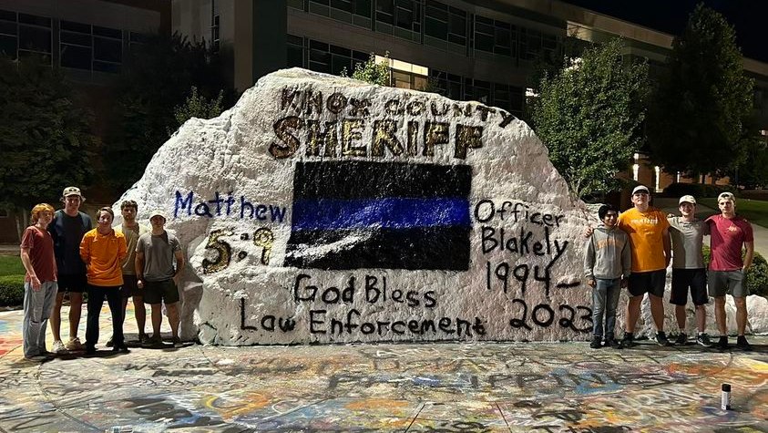 University of Tennessee students create memorial for fallen deputy University of Tennessee students create memorial for fallen deputy