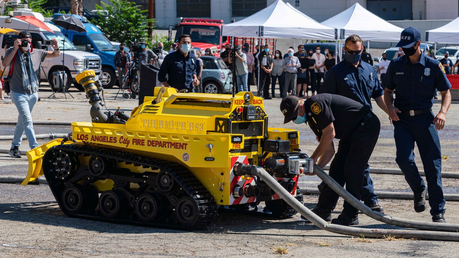 Firefighting robot helps battle blaze in Los Angeles