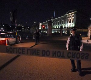A police cordon outside Buckingham Palace where a man has been arrested after an incident, in London, Friday Aug. 25, 2017. A man armed with a knife was detained outside London’s Buckingham Palace Friday evening, and two police officers were injured while arresting him, police said. (Lauren Hurley/PA via AP)