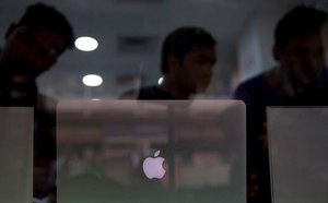 Shoppers look at Apple products in this file photo. A Palm Beach County firefighter left his MacBook in his car, which was stolen, but he was able to ping the computer and give police officers an address.