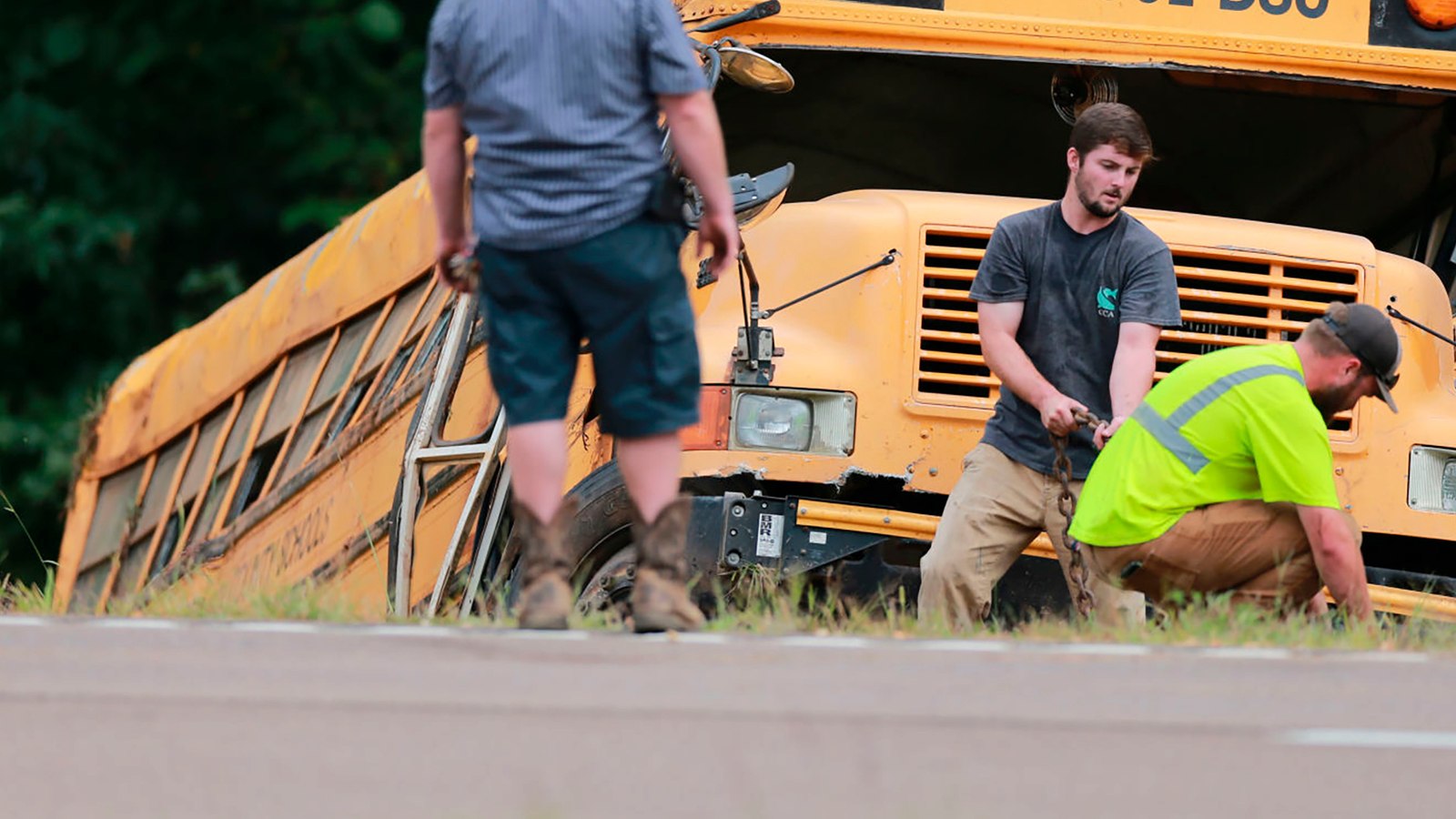 1 dead, 8 children injured in Miss. school bus crash