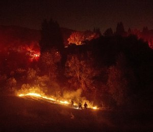 Firefighters work to contain a wildfire burning off Merrill Dr. in Moraga, Calif. (AP Photo/Noah Berger)