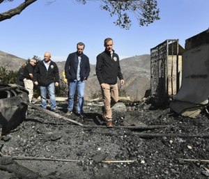 From left, L.A. City Councilman Mike Bonin, California Governor Gavin Newsom and L.A. City Mayor Eric Garcetti tour a burned home along Tigertail Road in Brentwood, Calif. (Wally Skalij/Los Angeles Times via AP)