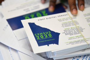 A worker gets ready to pass out instructions on how to fill out the 2020 census during a town hall meeting in Lithonia, Ga. Image: AP Photo/John Amis