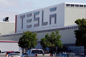 The parking lot was full at Tesla's California electric car factory in Fremont on Monday, May 11, 2020, an indication that the company was resuming production in defiance of an order from county health authorities. Image: AP Photo/Paul Sakuma