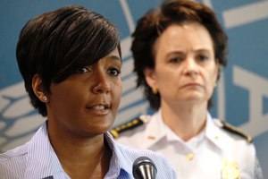 Atlanta Mayor Keisha Lance Bottoms announces a 9 p.m. curfew as protests continue over the death of George Floyd. Image: Ben Gray/Atlanta Journal-Constitution via AP