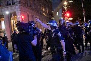 A police officer shouts at Associated Press videojournalist Robert Bumsted, Tuesday, June 2, 2020, in New York. Image: AP Photo/Wong Maye-E