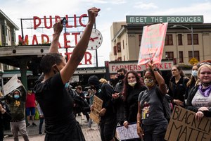 Protesters continue past Pike Place Market during the #SeattleJusticeForGeorgeFloyd march on Saturday, June 6, 2020, in Seattle, Washington. It isn't just in the South that protesters are failing to wear face masks as a precaution against COVID-19. Image: Amanda Snyder/The Seattle Times via AP