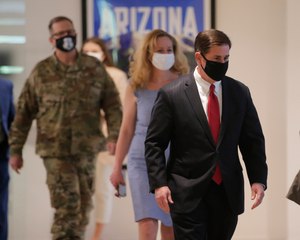 Gov. Doug Ducey reversed himself Wednesday and allowed counties and municipalities to mandate use of face masks in public, though he rejected calls for a statewide requirement. Image: Michael Chow/The Arizona Republic via AP