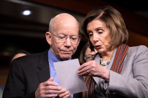 In this Jan. 29, 2020, photo, House Speaker Nancy Pelosi of Calif., right, shows a note to Rep. Peter DeFazio, D-Ore., during a news conference on Capitol Hill in Washington. Image: AP Photo/Jacquelyn Martin