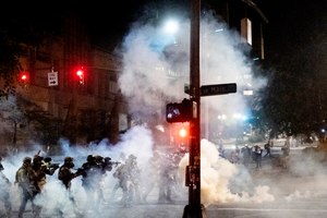 Federal agents use crowd control munitions to disperse Black Lives Matter protesters near the Mark O. Hatfield United States Courthouse on Monday, July 20, 2020, in Portland, Ore. Image: AP Photo/Noah Berger