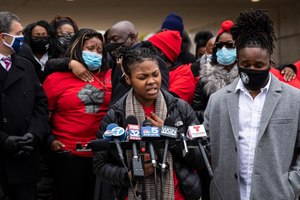 Clifftina Johnson (back, left), Tafara Williams' mother, cries as her daughter, Sasha Williams, sings during a press conference outside Waukegan's city hall complex, Tuesday morning, Oct. 27, 2020.