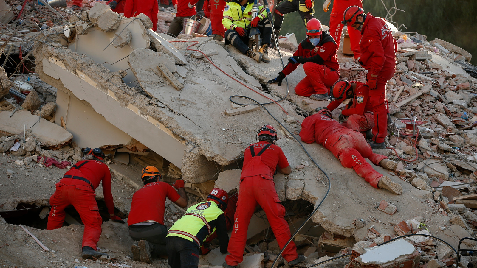 5K rescuers descend on Turkey earthquake site; 25 dead, 100 rescued