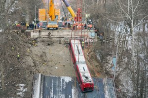 On Monday, cranes lifted the bus that was on a Pittsburgh bridge when it collapsed Friday.
