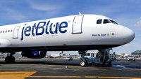 Off-duty N.Y. EMT treats fellow passenger on JetBlue flight