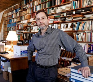 FILE - Alex Friedmann, a prison reform advocate, stands in the office of his attorney in Nashville, Tenn., on Feb. 19, 2008. Friedmann has agreed to a settlement, Friday, Sept. 30, 2022, with Tennessee prison officials over their use of solitary confinement for pretrial detainees. (AP Photo/Mark Humphrey, File)