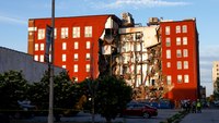 Firefighters rescue 8 in Iowa apartment building collapse