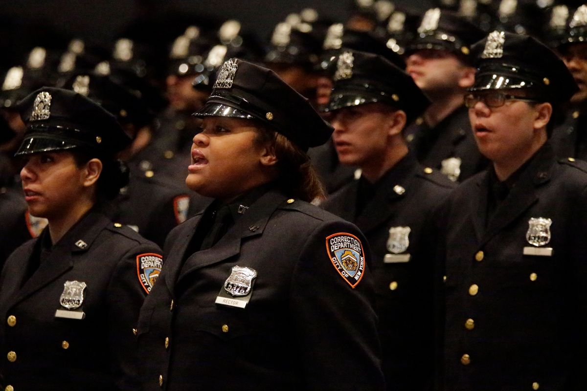 Aggregate 72+ female police officer hairstyles - in.eteachers