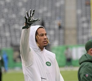 New York Jets wide receiver Robby Anderson waves to teammates before an NFL football game against the Los Angeles Chargers Sunday, Dec. 24, 2017, in East Rutherford, N.J.