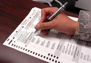 A Joint Task Force Guantanamo Trooper fills out an absentee ballot for the 2008 presidential election. Image: Spc. Carlynn Knaak/Wikimedia Commons