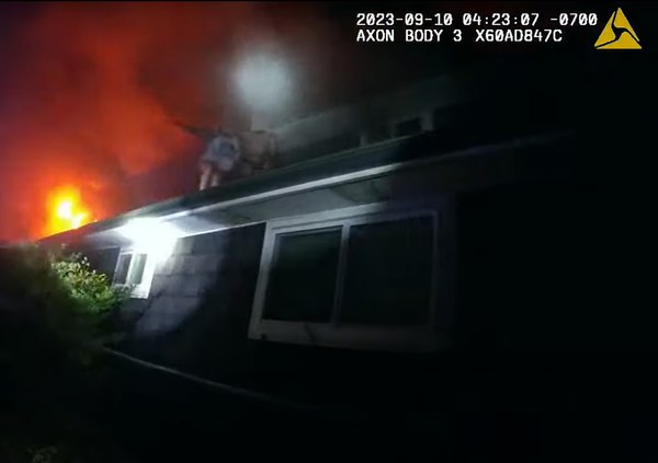 Video: Wash. police yell for occupants to jump from burning house
