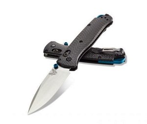 The Benchmade 535-3 Bugout is one of the new iterations of the original Bugout. It has a blue metal backspacer, that when viewed from the side forms a Thin Blue Line.