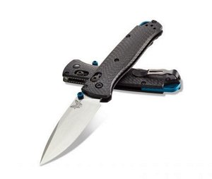 The Benchmade 535-3 Bugout is one of the new iterations of the original Bugout. It has a blue metal backspacer, that when viewed from the side forms a Thin Blue Line.