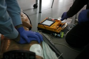 CPR training with AED assistance (Photo/Wikimedia Commons) 