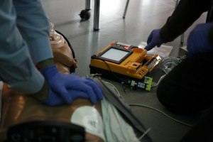 CPR training with AED assistance (Photo/Wikimedia Commons)