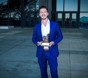 Tyler Technologies' Silas Deane III accepts the Leadership and Innovation Award from the NACRJ. (Photo: Business Wire)