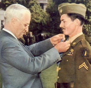 President Harry Truman pins the Medal of Honor on conscientious objector Desmond Doss.