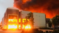 FFs battle massive blaze at Calif. Amazon distribution warehouse