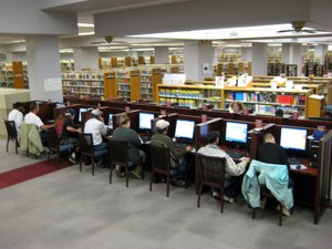 Library patrons access public computers at the Fort Worth Library. Image: Informationwave at English Wikipedia/Wikimedia Commons