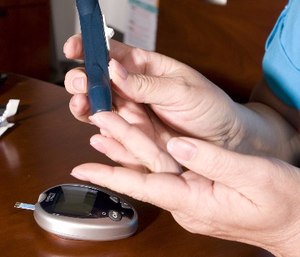 A controlled finger stick glucose test using a mechanized needle.