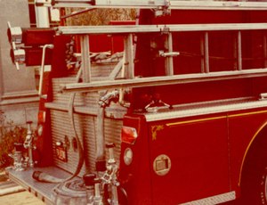 Typical set-up of a 1980s engine with a grab rail above the hose bed for tailboard riders.