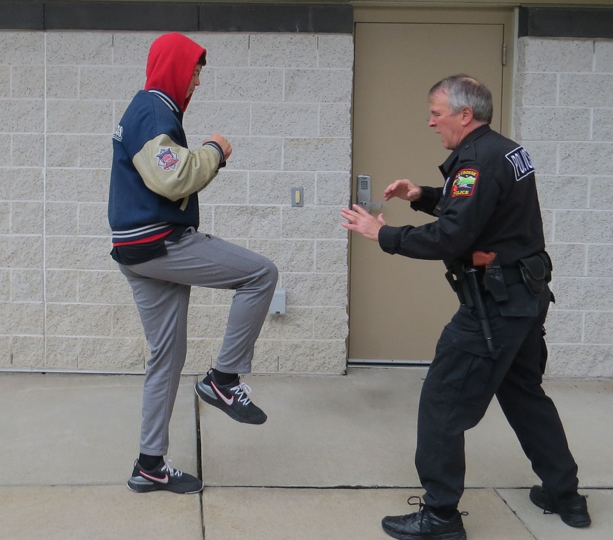 Defensive tactics training: Defeating a front kick
