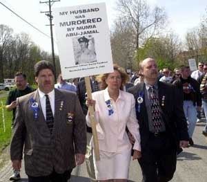 Maureen Faulkner, wife of slain Philadelphia police officer Danny Faulkner, marches with a large group of supporters in April of year 2000. (AP Image)