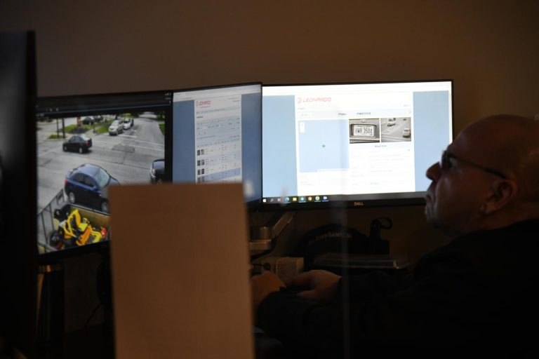 An operator investigates a case using license plate data and nearby cameras along the street.