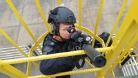 Situational de-escalation and escalation of force for tactical teams