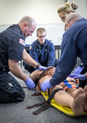Paramedic students practice their skills on simulation manikins and equipment. Image: Truckee Meadows Community College/Wikimedia Commons