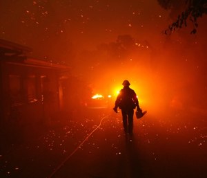 The Woolsey fire burns homes in Malibu on November 9, 2018. (Genaro Molina/Los Angeles Times/TNS)